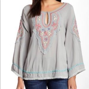 Love Stitch Embroidered Belle Sleeve Top Size Small